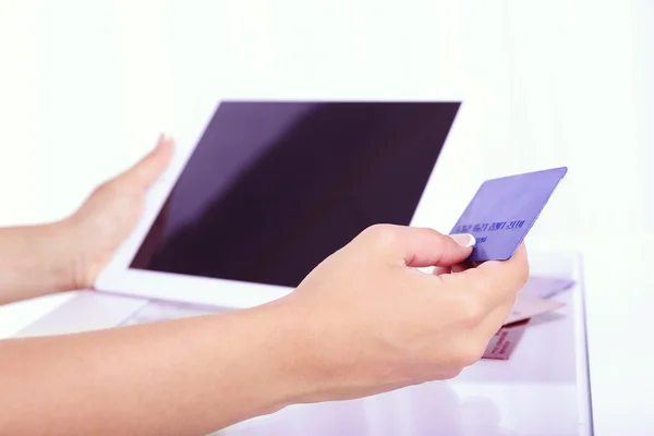 Mujer usando tableta digital —  Fotos de Stock