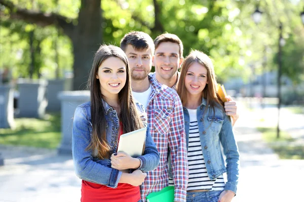 Šťastné studenti v parku — Stock fotografie