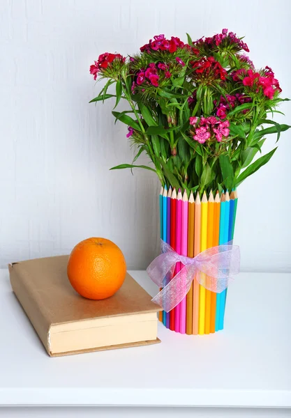 Schöne Blumen in bunten Bleistiften — Stockfoto