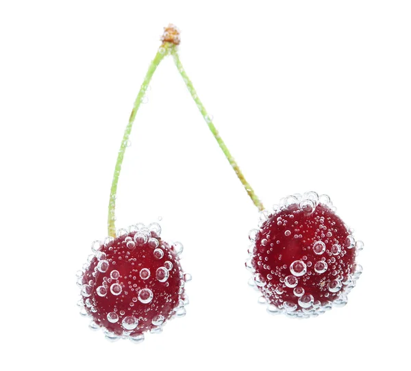 Hermosas cerezas en agua con burbujas, aisladas en blanco — Foto de Stock