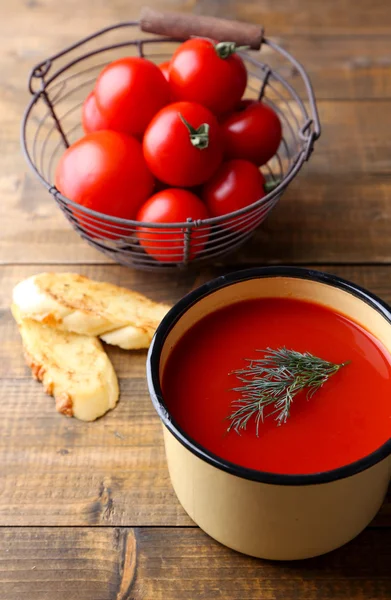 Sumo de tomate caseiro na caneca a cores, torradas e tomates frescos no fundo de madeira — Fotografia de Stock