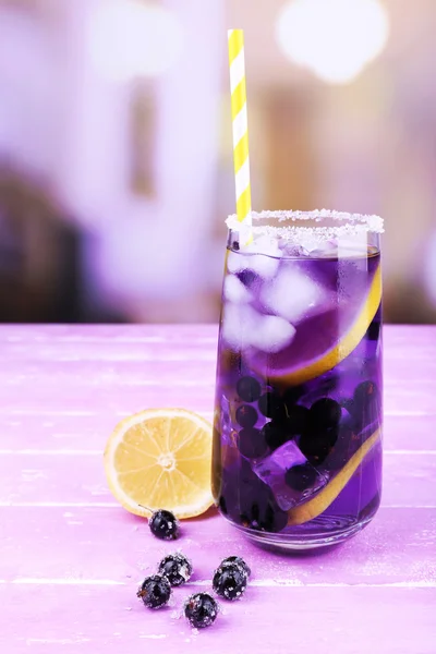 Sklo studené Berry koktejl s citronem na dřevěný stůl — Stock fotografie