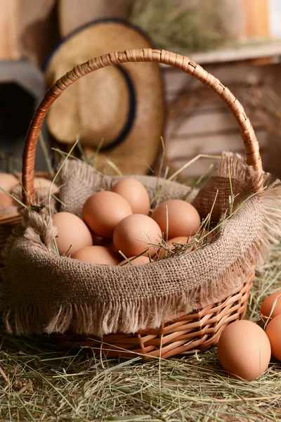 Huevos en canasta de mimbre en primer plano de la mesa — Foto de Stock