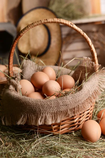 Eier im Weidenkorb auf dem Tisch in Großaufnahme — Stockfoto