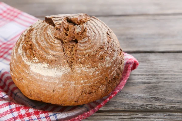 Frissen sütött kenyér, fából készült háttér — Stock Fotó