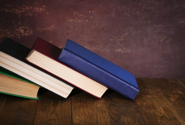 Böcker om träbord — Stockfoto