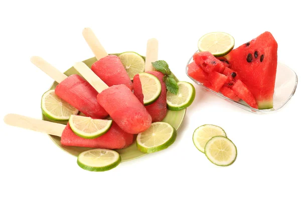 Wassermeloneneis, isoliert auf weißem Eis — Stockfoto