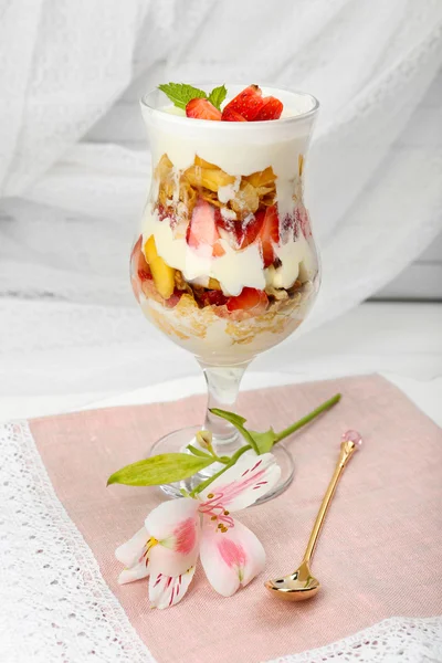 Yogur con bayas frescas — Foto de Stock