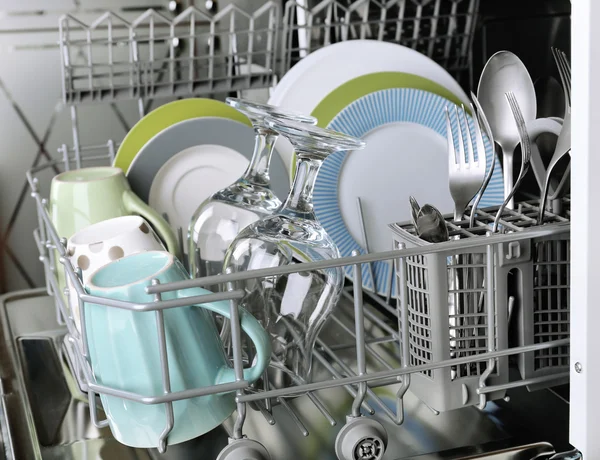 Посудомийна машина з страв — стокове фото