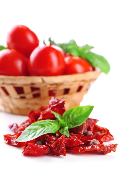 Pomodori in cesto di vimini — Foto Stock