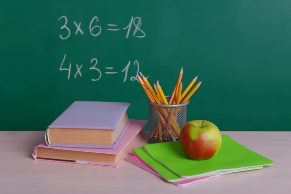 Schulbedarf auf dem Tisch — Stockfoto