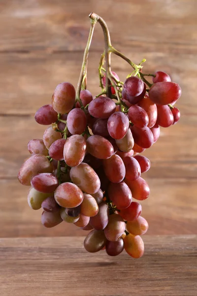 Bando de uvas no fundo de madeira — Fotografia de Stock