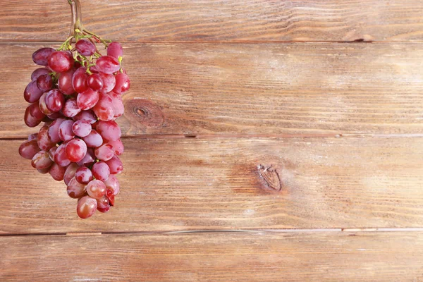 Ramo de uva sobre fondo de madera — Foto de Stock
