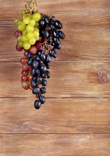 Bunches of grapes on wooden background — Stock Photo, Image