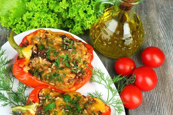Fyllda paprikor med grönsaker och grönsaker på bordet på nära håll — Stockfoto