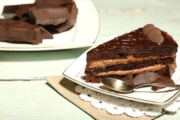 Bolo de chocolate no prato, no fundo de madeira — Fotografia de Stock