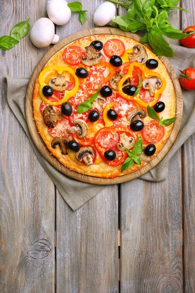 Deliciosa pizza servida — Fotografia de Stock