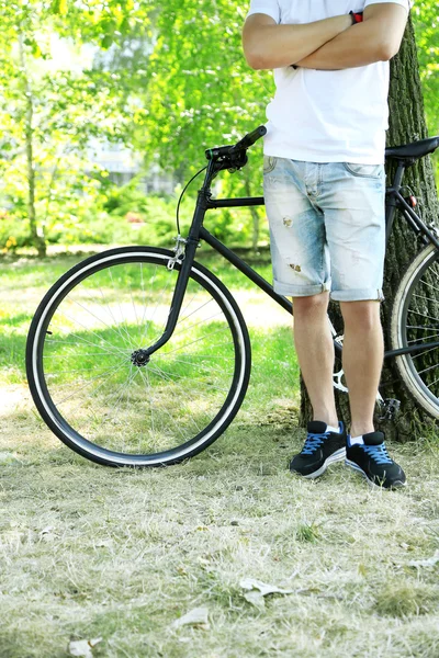 Junger Mann reitet — Stockfoto