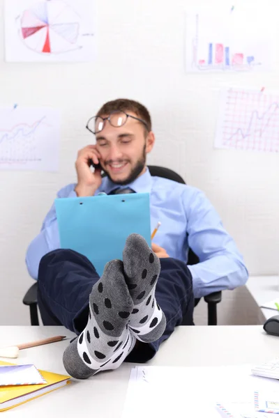 Selbstbewusster Geschäftsmann in lustigen Socken — Stockfoto