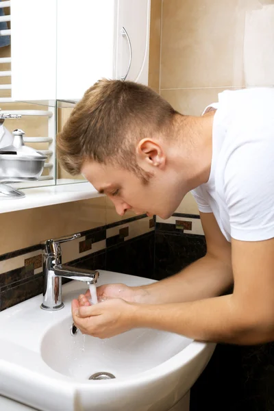 Ung man rakar skägget i badrummet — Stockfoto