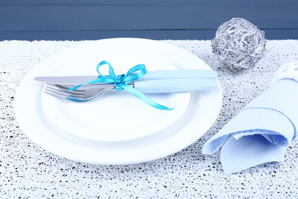 Platos blancos, tenedor, cuchillo, servilleta y decoración de Navidad en primer plano servilleta — Foto de Stock