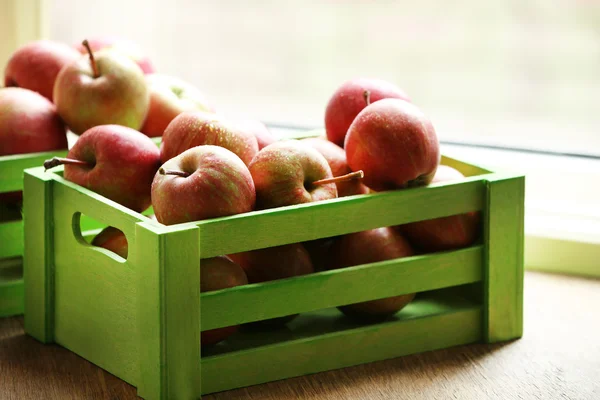 Pommes juteuses en boîte, gros plan — Photo