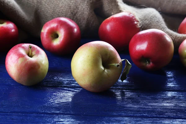 Juicy apples on wooden table, close-up — Stock Photo, Image