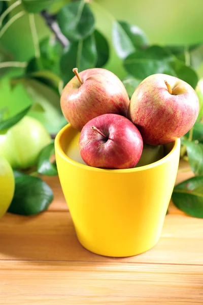 Mele succose in pentola, primo piano — Foto Stock