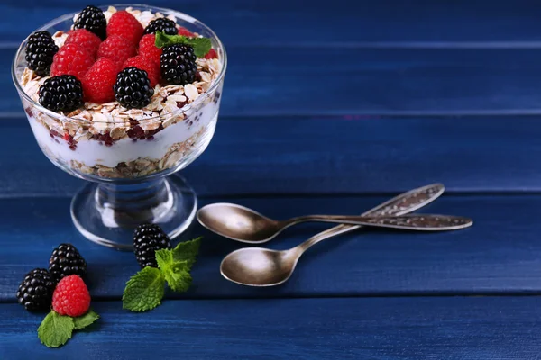 Healthy breakfast with yogurt — Stock Photo, Image