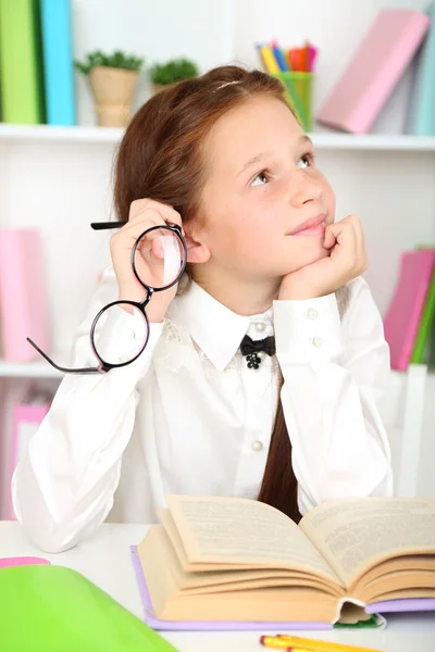 Fille mignonne en salle de classe — Photo