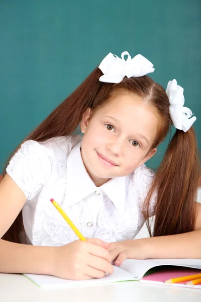 Menina bonito na sala de aula — Fotografia de Stock
