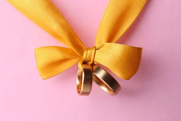 Anéis de casamento amarrados com fita — Fotografia de Stock