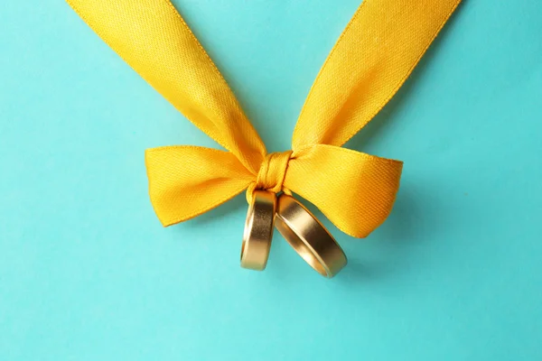 Anéis de casamento amarrados com fita — Fotografia de Stock