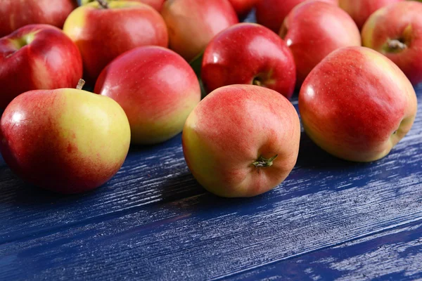 Słodkie jabłka na drewniane tła — Zdjęcie stockowe
