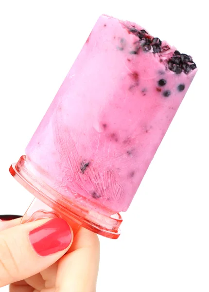 Sabroso helado pop con bayas frescas en mano femenina, aislado en blanco — Foto de Stock