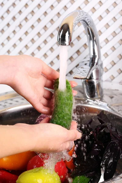 Mytí zeleniny, close-up — Stock fotografie