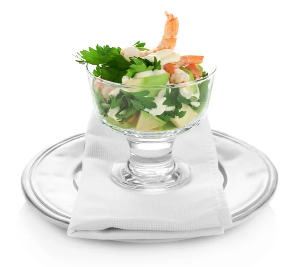 Salada saborosa com camarões e abacate, isolada em branco — Fotografia de Stock