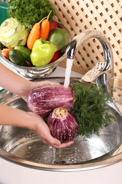 Mencuci sayuran, close-up — Stok Foto
