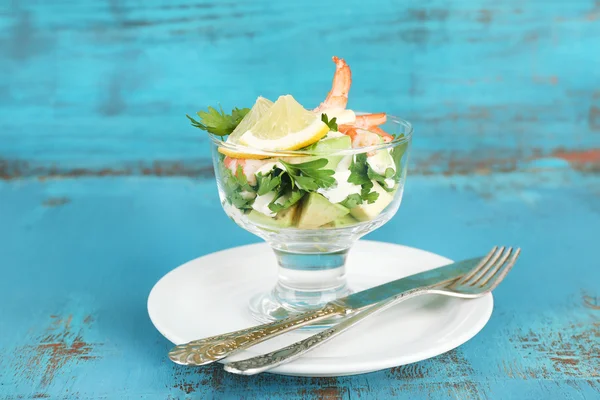 Gustosa insalata con gamberetti e avocado, su fondo di legno — Foto Stock