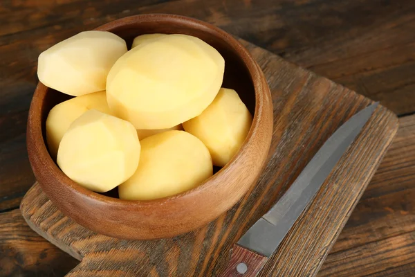 Batatas descascadas em bruto — Fotografia de Stock