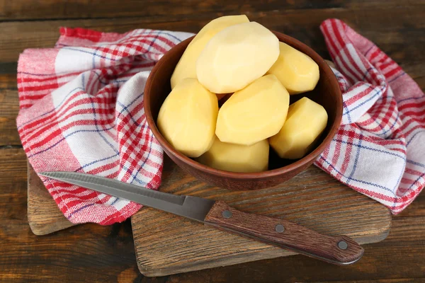 Batatas descascadas em bruto — Fotografia de Stock