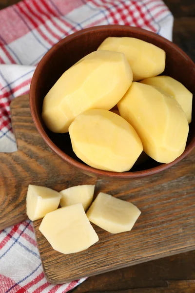 Batatas descascadas em bruto — Fotografia de Stock