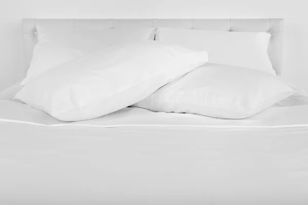 Witte kussens op bed — Stockfoto