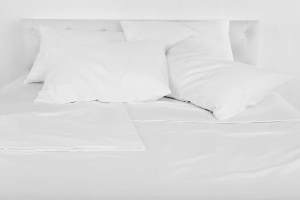 Yatakta beyaz yastıklar — Stok fotoğraf