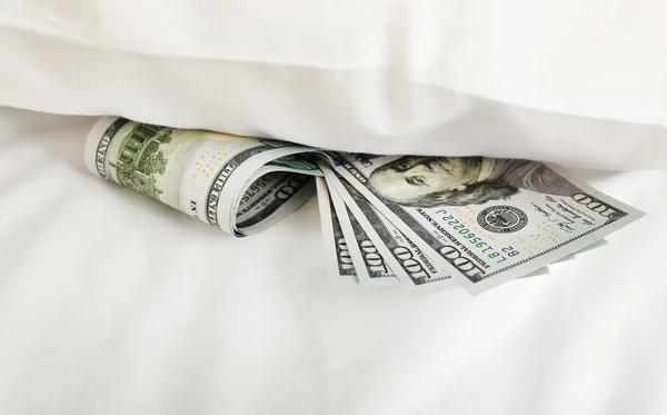 Dinheiro escondido debaixo da almofada de perto — Fotografia de Stock
