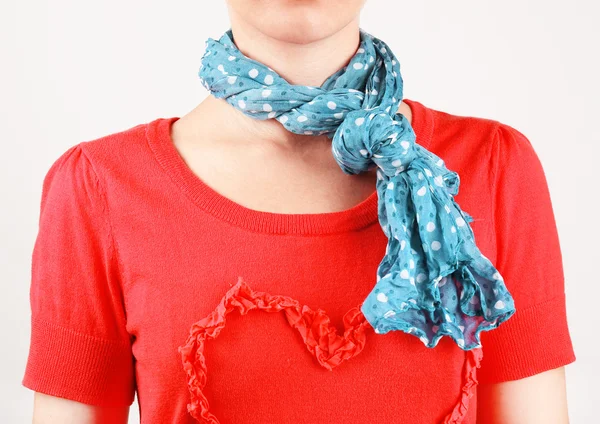 Kvinnan bär scarf — Stockfoto
