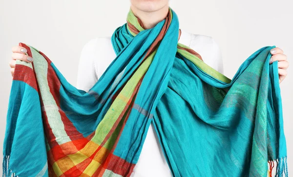 Kvinnan bär scarf — Stockfoto