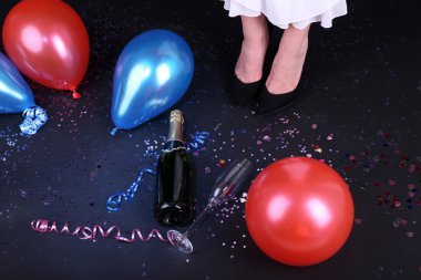 konfeti, şampanya ve balon