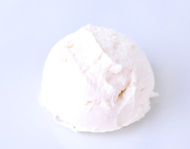 vanilyalı dondurma üzerine beyaz izole