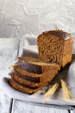 Tahta masada taze ekmek.